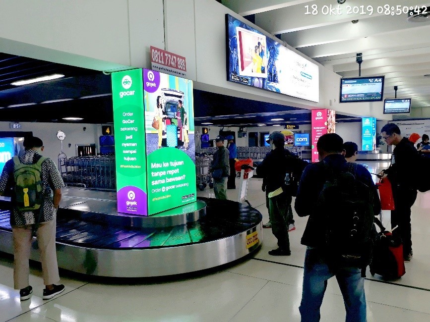 Pillar Lightbox Kampanye Branding GOJEK di Bandara Soekarno-Hatta
