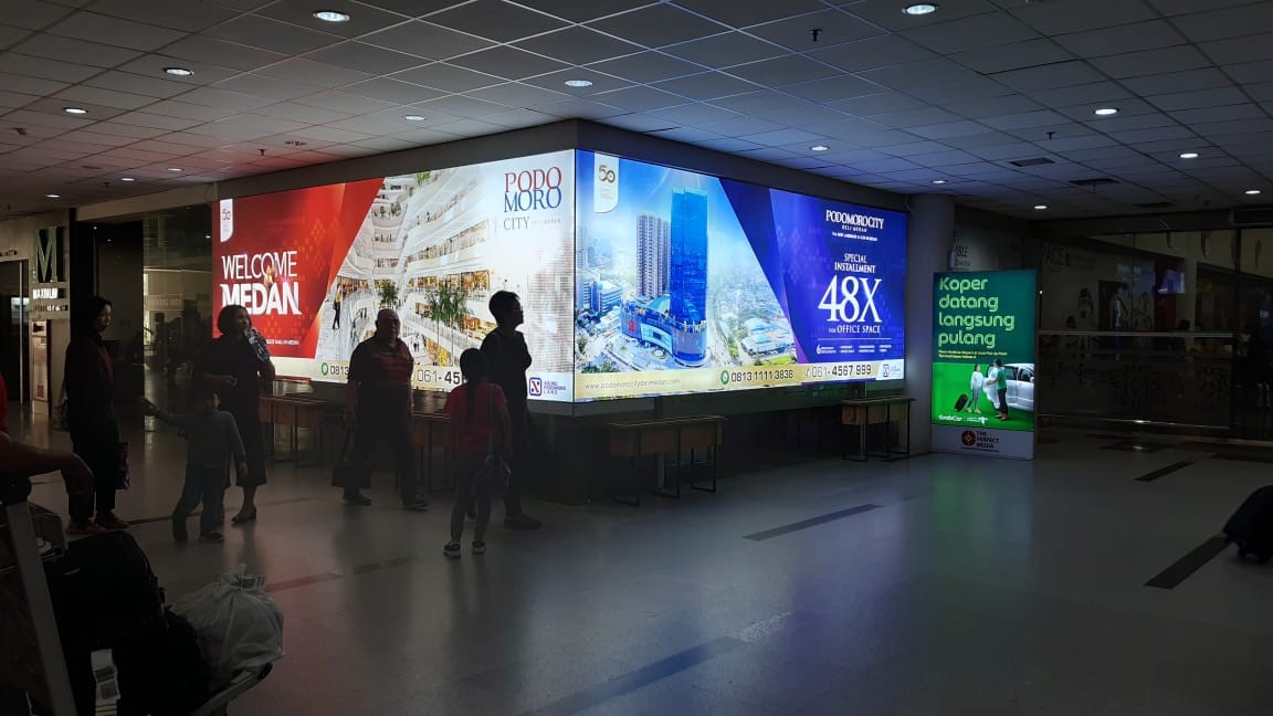Iklan Bandara Agung Podomoro Land di Bandara Internasional Kualanamu Medan Menggunakan OOH Advertising