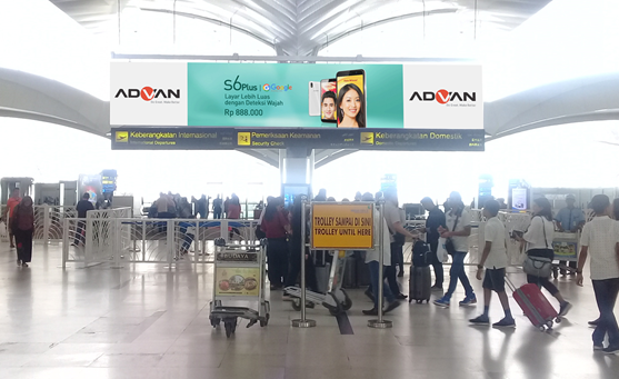 Kampanye Endorsement Selebriti Verrel x Natasha, ADVAN, Keberangkatan Internasional, Bandara Kualanamu Medan