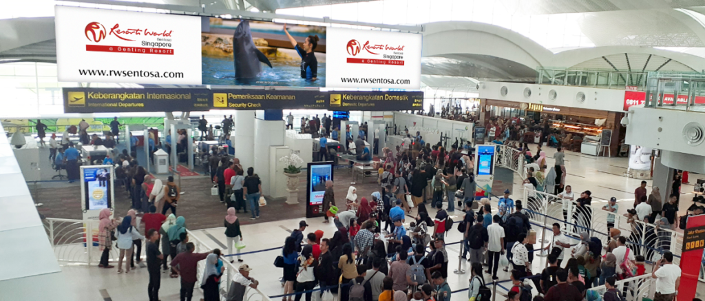 Iklan Bandara untuk Kampanye Resort World Sentosa di Bandara Internasional Kualanamu Medan