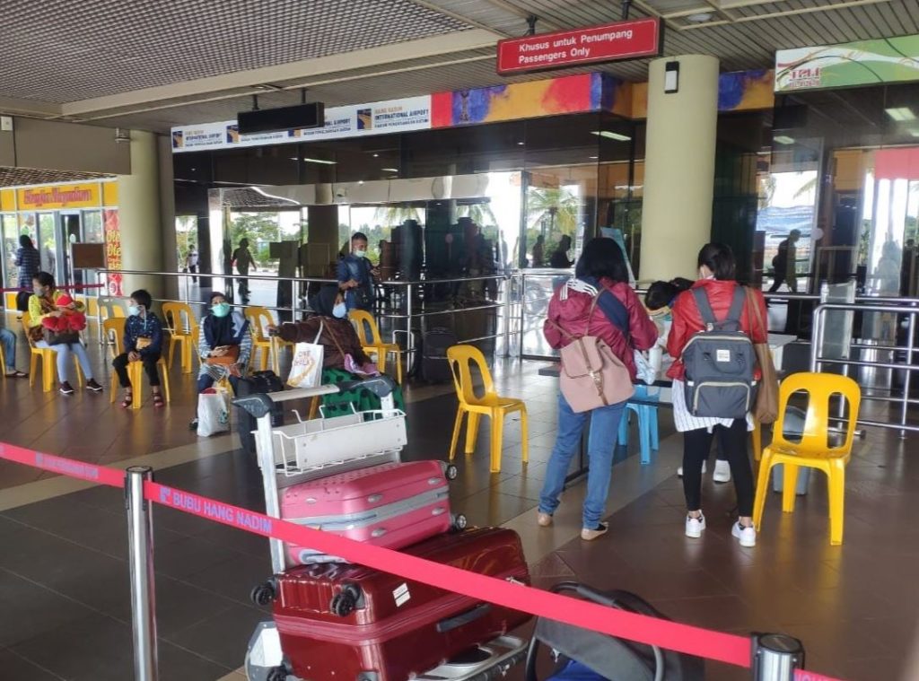 Suasana Pintu Masuk Utama Keberangkatan dalam Penerapan Protokol Kesehatan New Normal di Bandara Internasional Hang Nadim Batam