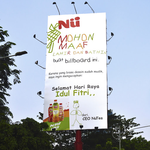 Billboard NUTea yang out of the box dan lucu di momen Idul Fitri. Sumber: LINE Indonesia
