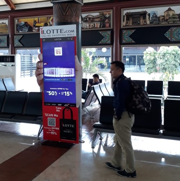 LCD Digital iklan i-LOTTE dengan QR Barcode Promo Spesial dan Totebag Merchandise oleh The Perfect Media