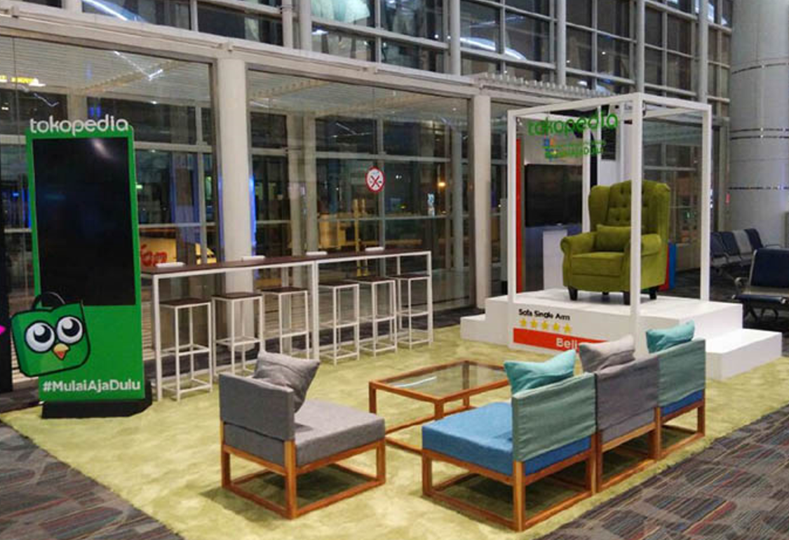 Branding Eksklusif Tokopedia di Bandara Kualanamu Medan