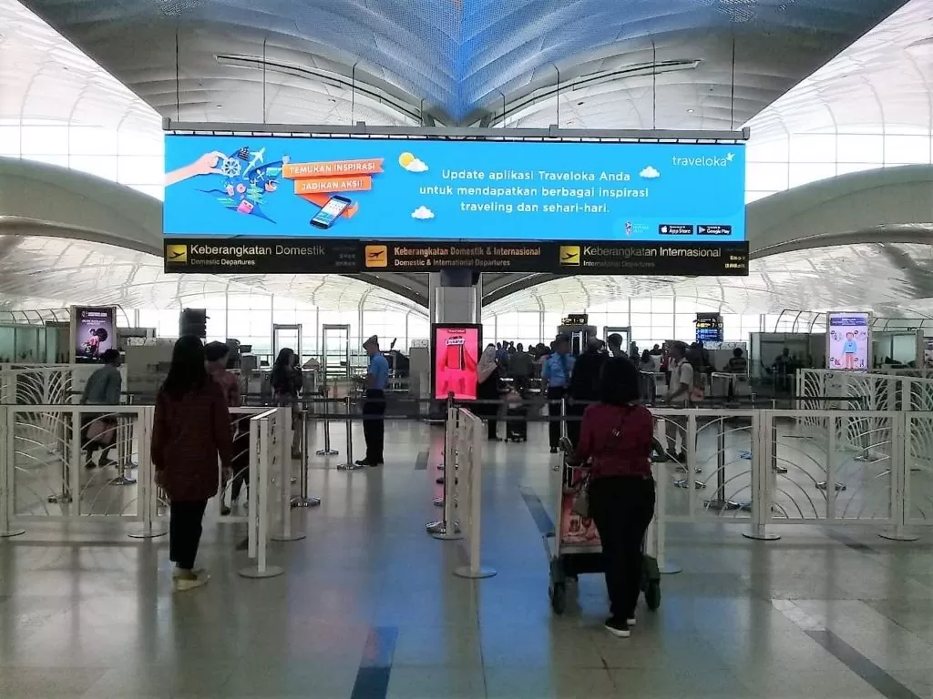 Iklan LED Screen Traveloka di Bandara Internasional Kualanamu Medan