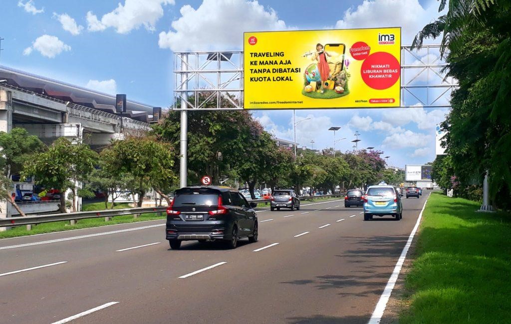 Billboard Iklan Indosat Ooredoo di Service Road Bandara Internasional Soekarno-Hatta