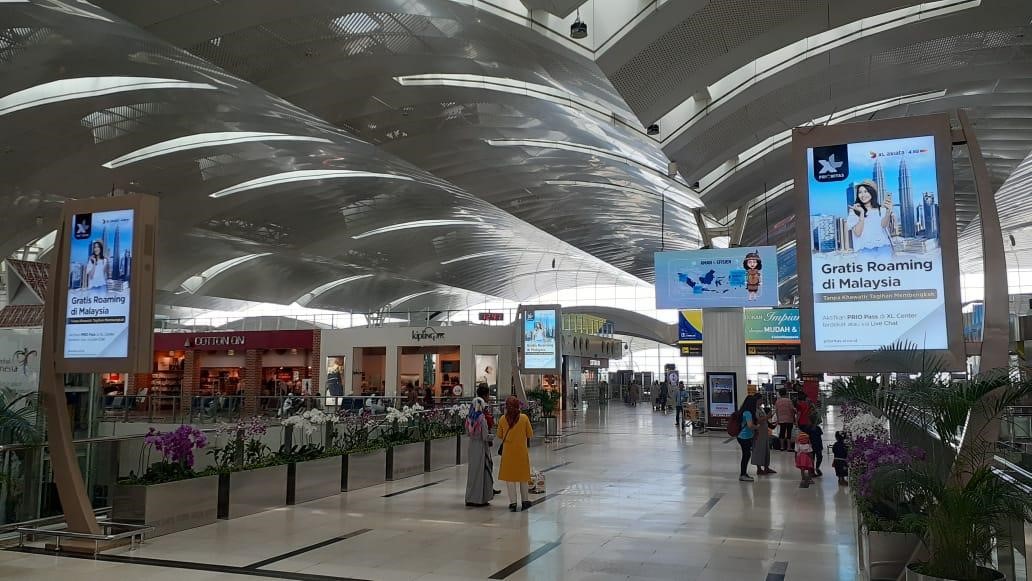 Skybridge Synchronized LCD Screens XL Prioritas di Bandara Internasional Kualanamu Medan