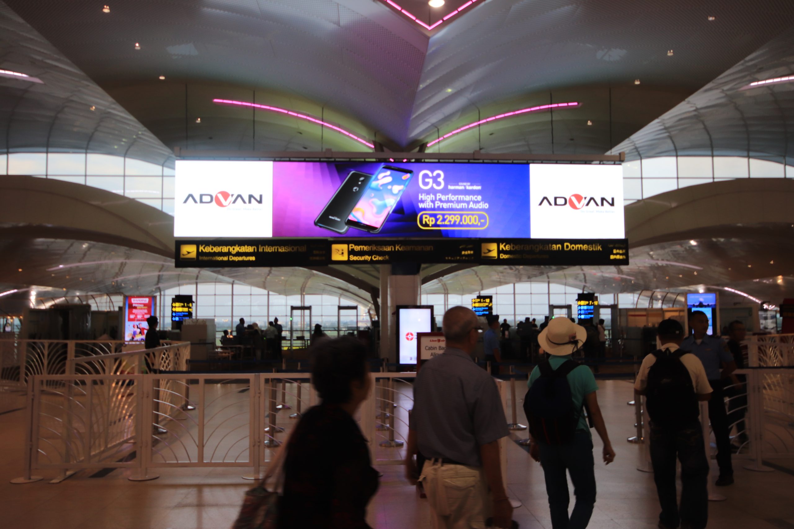 Giant LED Screen Advan di security checkpoint keberangkatan Bandara Internasional Kualanamu Medan