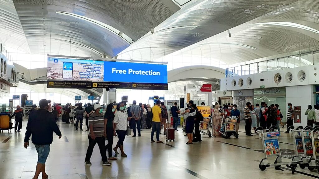 Giant LED Screen iklan TIKET.COM di Bandara Kualanamu Medan