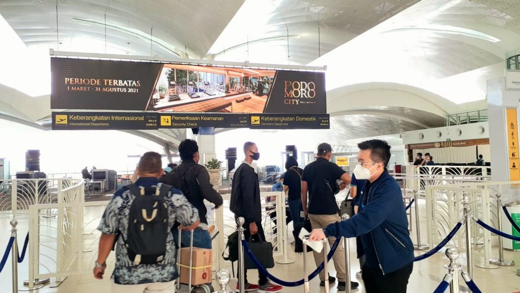 Giant LED Screen iklan properti Agung Podomoro di Bandara Kualanamu Medan