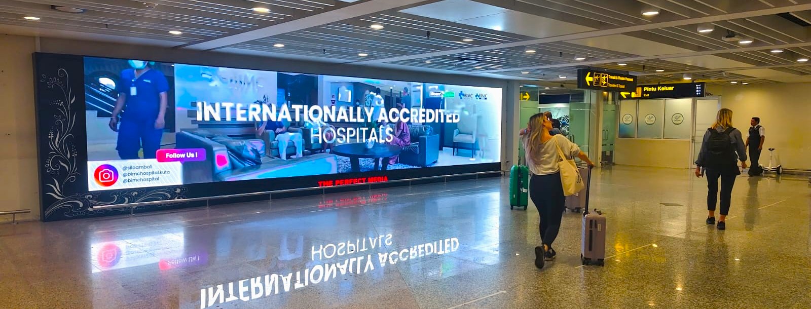 Iklan rumah sakit Siloam di layar LED Bandara Internasional I Gusti Ngurah Rai Bali menampilkan hospital internationally accredited untuk medical tourism.