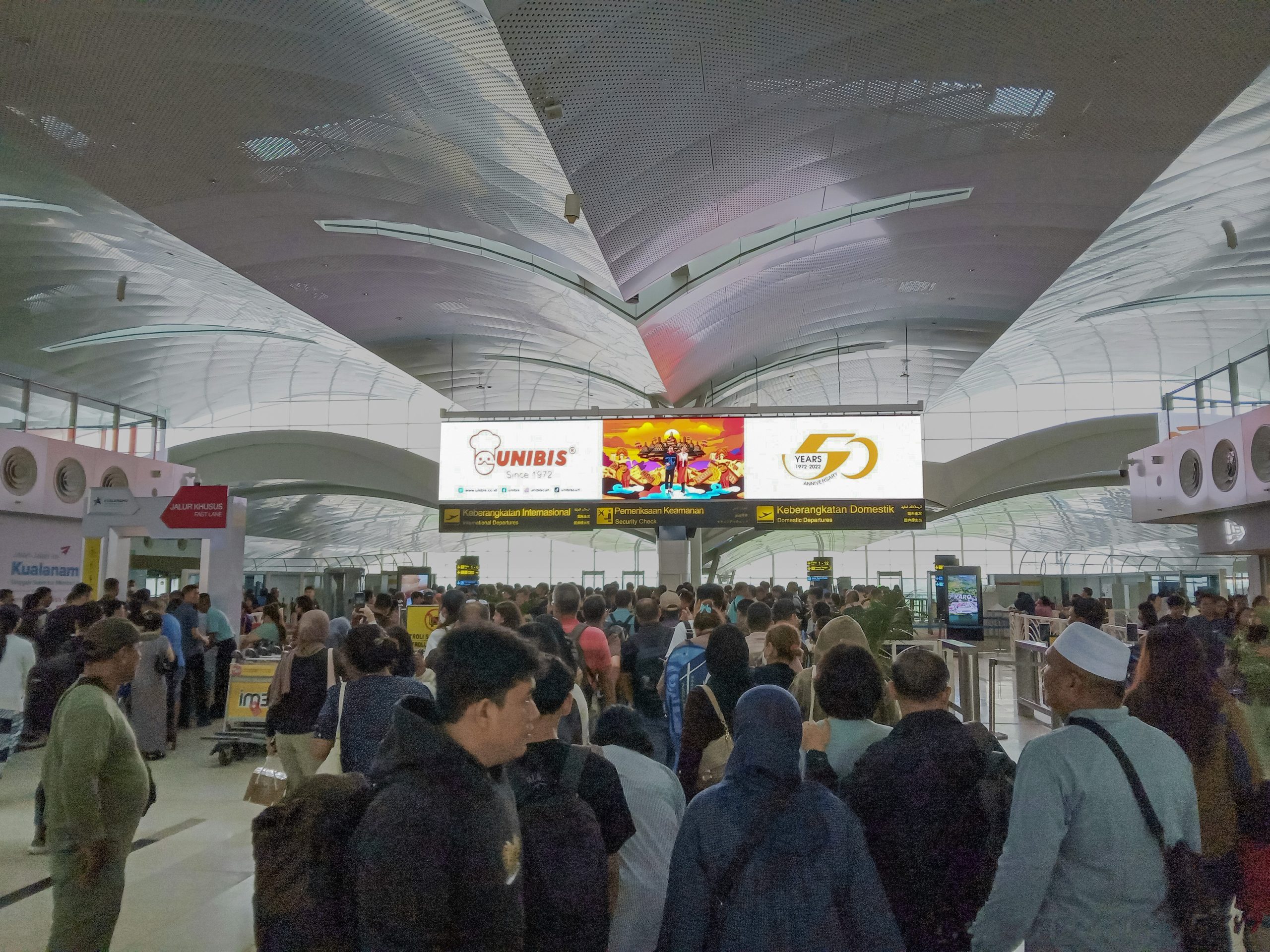 Unibis-Bandara Kualanamu-Layar LED-Medan-Iklan Kreatif-DOOH-2025