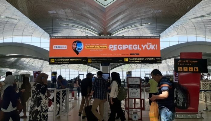 Iklan Pegipegi di LED Giant Keberangkatan Bandara Internasional Kualanamu Medan
